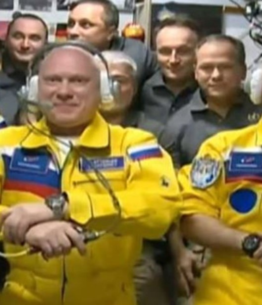 Russian Astronauts Wear Colors of Ukraine

                